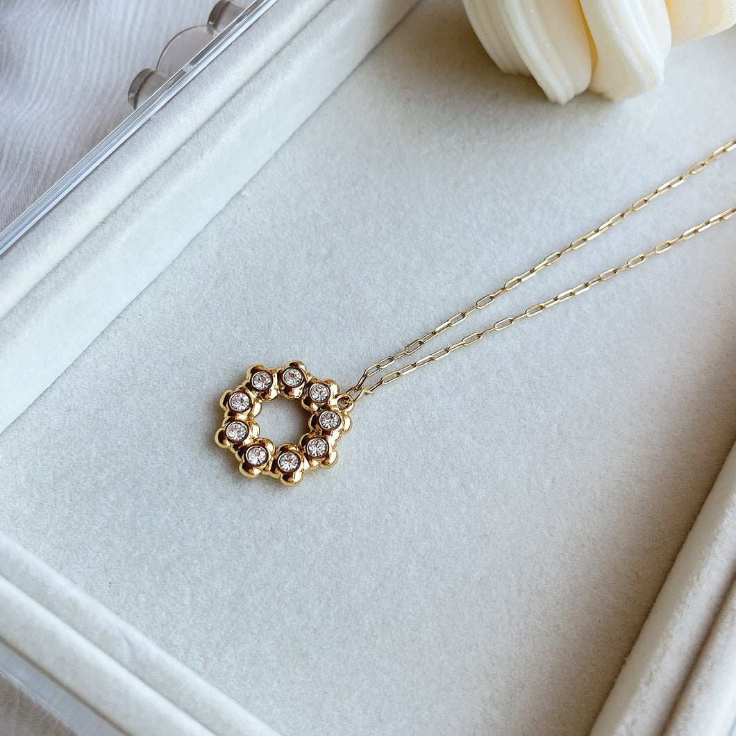 CRYSTAL CLEAR NECKLACE