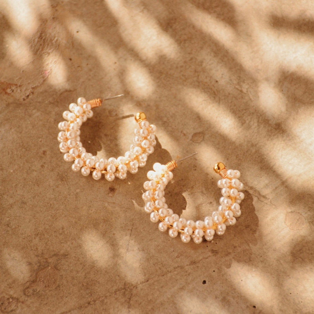 PAULINA PEARL HOOPS